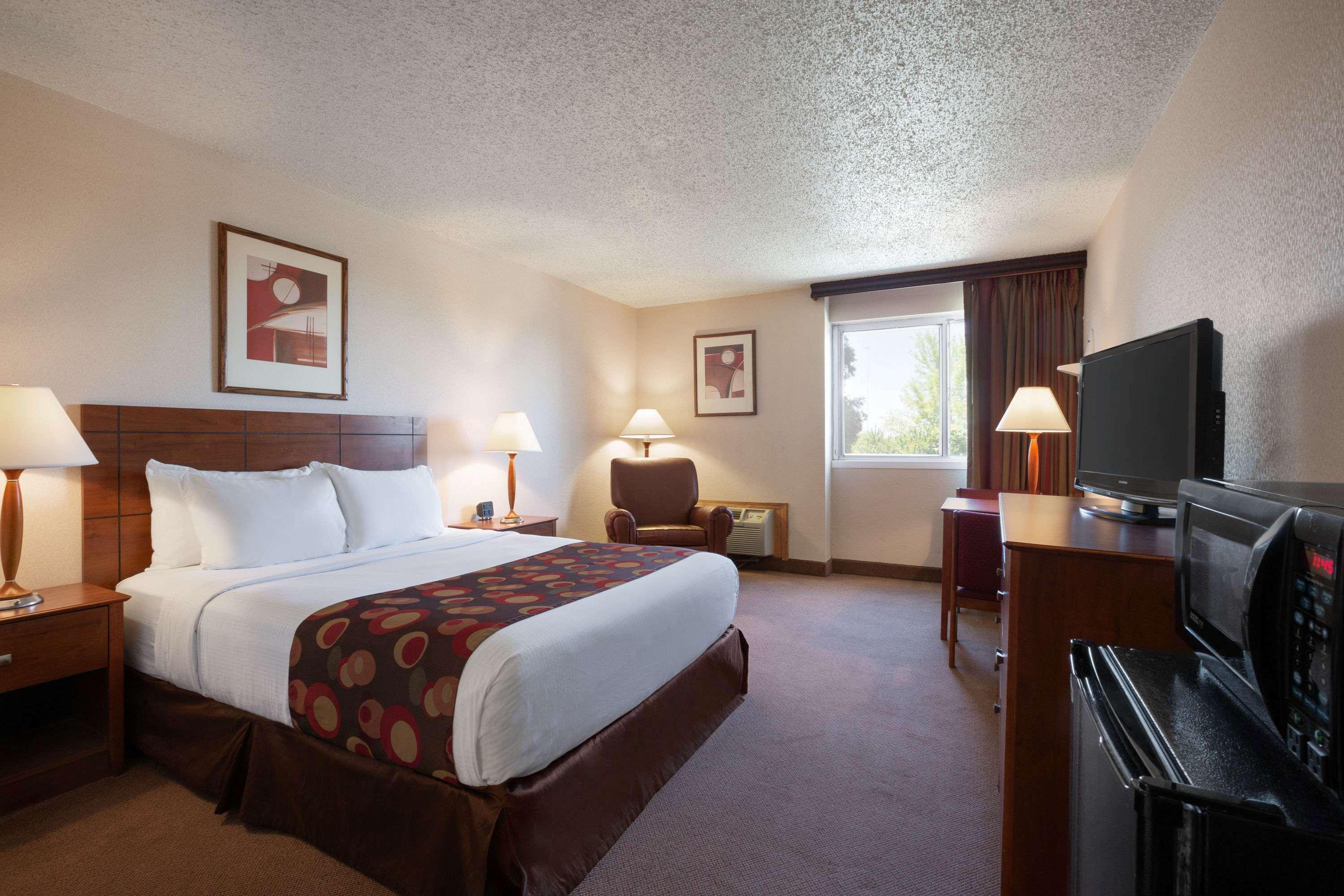 Ramada By Wyndham Bismarck Hotel Kültér fotó