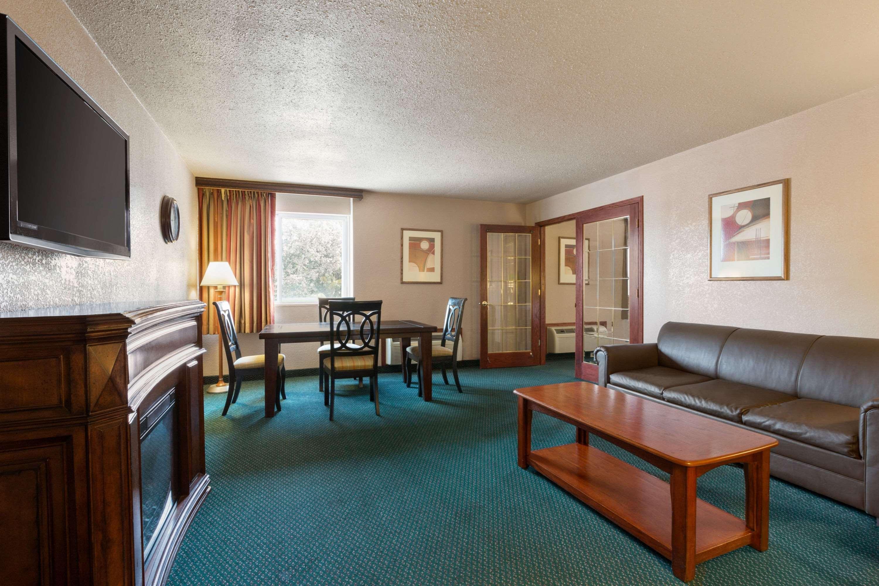 Ramada By Wyndham Bismarck Hotel Kültér fotó
