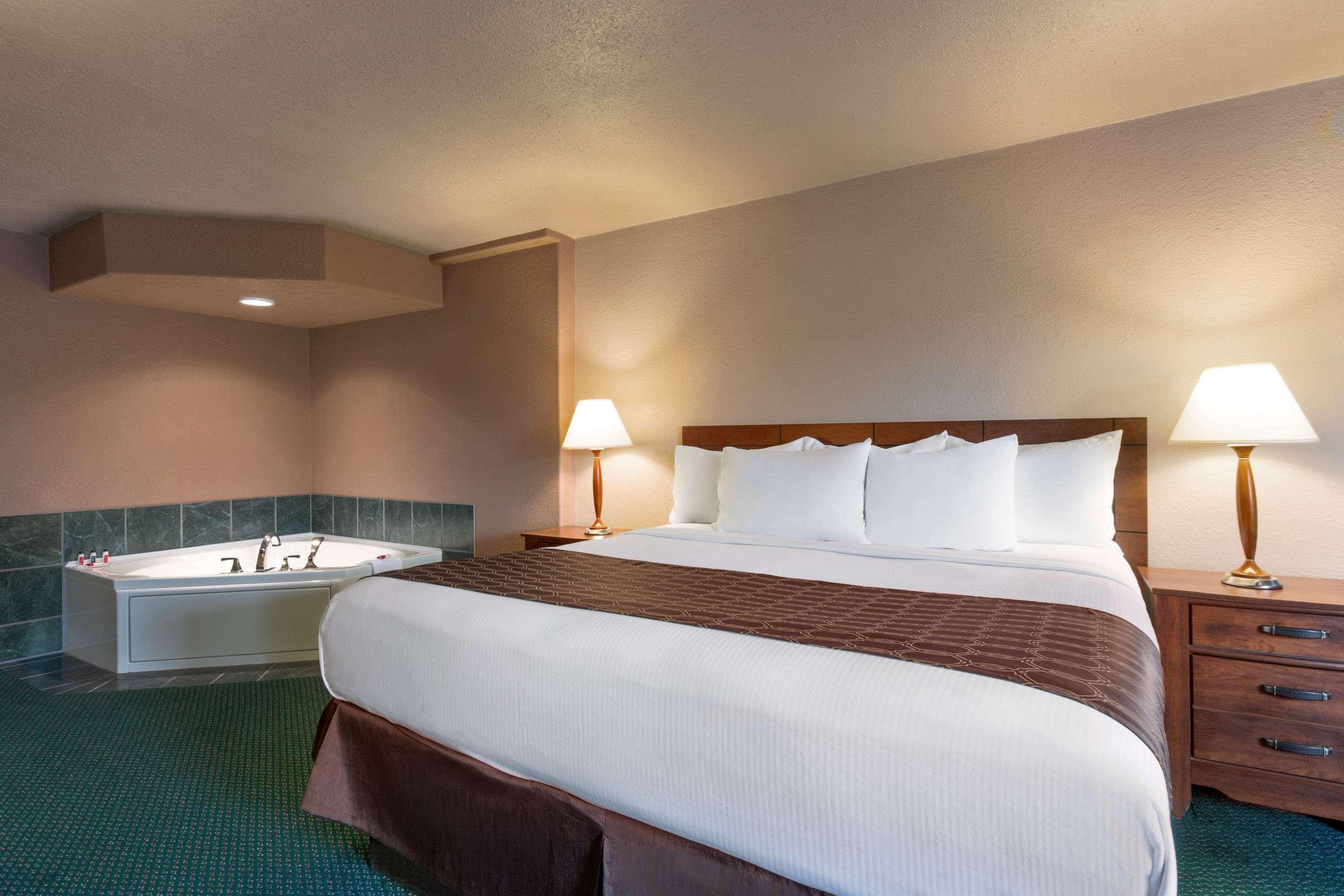 Ramada By Wyndham Bismarck Hotel Kültér fotó
